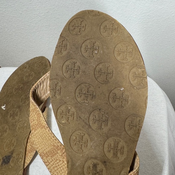 Tory Burch Women’s Flat Faux Snake Reptile Tan Logo Flat Thong Sandals Size 7.5 - Picture 10 of 13